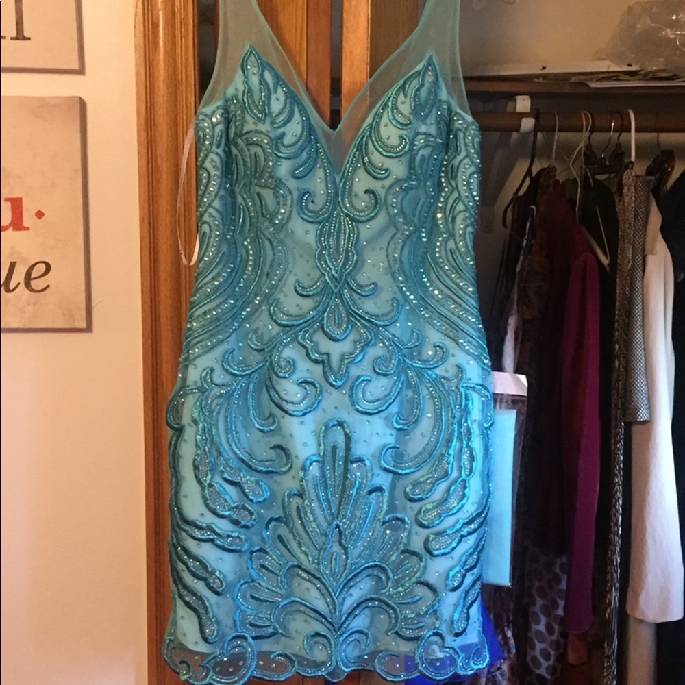 Beautiful dress size medium. Only worn once. Great condition. - Picture 5 of 6